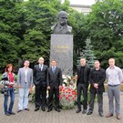 Держава і Політика: По случаю Дня Конституции молодежь Житомира возложила цветы к памятнику Шевченко