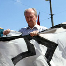 Держава і Політика: На площади Победы в Житомире сторонники КПУ порвали флаг со свастикой