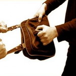 Кримінал: В Житомире гаишники задержали парня, который выхватил из рук девушки сумочку и убежал. ФОТО