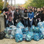 Місто і життя: Житомирские студенты убрали мусор из яблочного сада в парке Гагарина. ФОТО