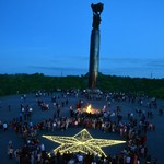 Люди і Суспільство: Вечером в Житомире зажгли 10-метровую Звезду Памяти. ФОТО