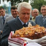 Суспільство і влада: Литвин активно раздает жителям Житомирщины велосипеды, часы и мячи