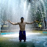 В Житомире жара. Люди спасаются купанием в фонтанах. ФОТО