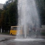 На проезжей части, одной из улиц Житомира, появился 10-метровый фонтан. ФОТО
