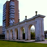 На бывшей ВДНХ Житомира начали реконструкцию арки «Мистецькі ворота»