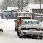 Місто і життя: Житомирские коммунальщики жалуются – припаркованный транспорт мешает убирать снег