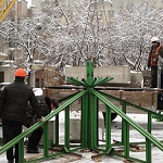 Місто і життя: В Житомире начали устанавливать конструкцию Новогодней елки. ФОТО