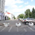 Місто і життя: Въезд на Михайловскую в Житомире перекрыли клумбами. ФОТО