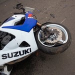 Надзвичайні події: Обезумевший мотоциклист, промчавшись на заднем колесе, врезался в «Жигуль». ФОТО