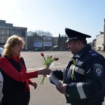 Мистецтво і культура: В Житомире 8 марта ГАИшники дарили женщинам цветы. ФОТО