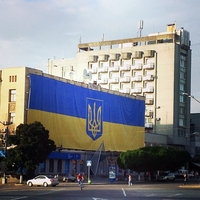 Мистецтво і культура: 40-метровый флаг Украины разместили на фасаде здания в Житомире. ФОТО