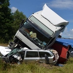 Надзвичайні події: В Житомирской области фура Volvo перекинулась на Skoda и раздавила 4 человека. ФОТО