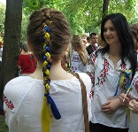Мистецтво і культура: Рекорд: 189 украинцев в Житомире вплели в волосы желто-синие ленты