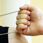 Кримінал: Вечером в Житомире у женщины отобрали золотую цепочку