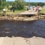 На Житомирщине река прорвала дамбу и обрушила дорогу. ФОТО