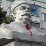 «Здесь будет памятник Ольжичу»: в Житомире демонтировали бюст Пархоменко. ФОТО