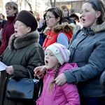 Місто і життя: Несколько сотен горожан в центре Житомира исполнили Гимн Украины. ФОТО