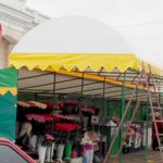 Місто і життя: Продавцы цветов устанавливают новый шатер на улице Небесной сотны. ФОТО