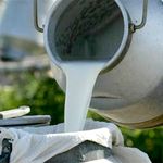 Новини України: Житомирские селяне жалуются на «молочную мафию» и просят поднять цены на молоко
