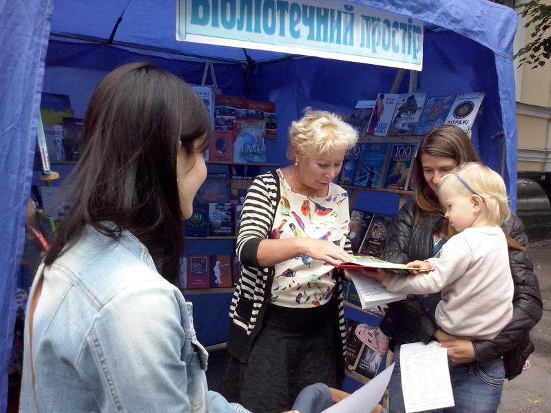 Мистецтво і культура: Библиотекари вышли на улицы Житомира популяризировать книги и чтение. ФОТО
