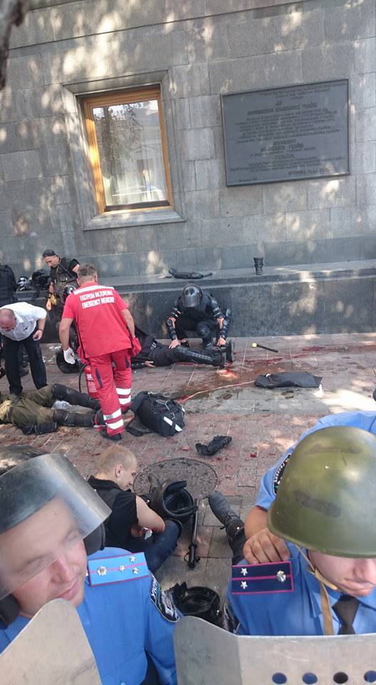 Надзвичайні події: Митинг у Рады: в милицию бросили боевую гранату. ВИДЕО