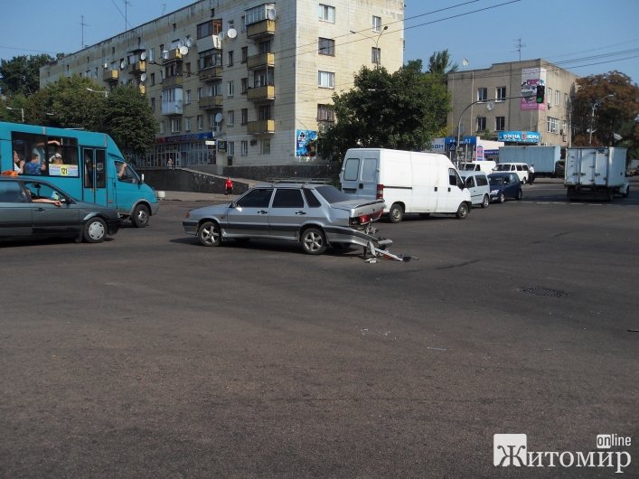 Надзвичайні події: ДТП в Житомире: на Б. Бердичевской дорогу не поделили ВАЗ и Hyundai. ФОТО