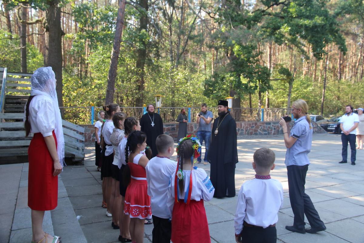 Люди і Суспільство: ​Житомирская епархия передала школьные принадлежности для детей-переселенцев. ВИДЕО