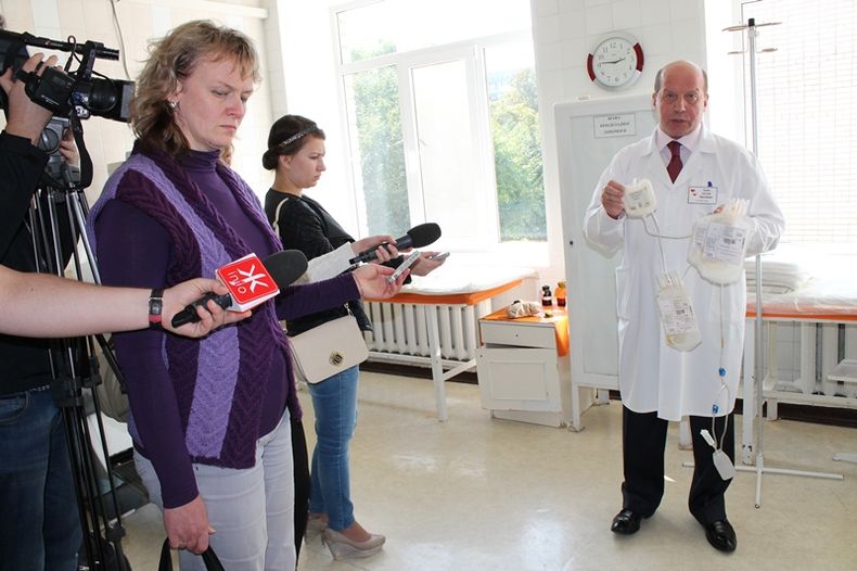 Суспільство і влада: Активистам и журналистам показали, в каком состоянии находится Житомирский центр крови