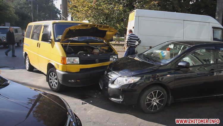 Надзвичайні події: В Житомире два автомобиля не разминулись на улице с односторонним движением. ФОТО