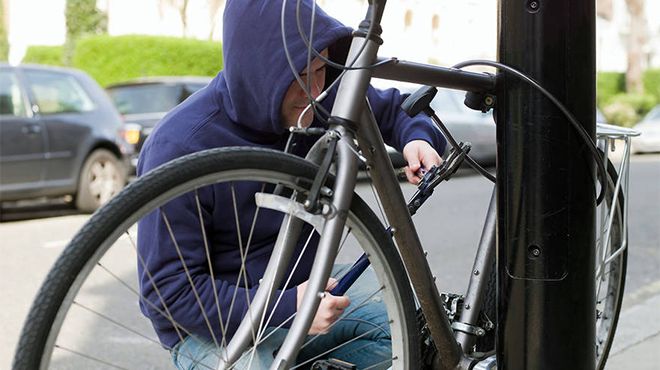 Кримінал: В Житомире бывший зэк пытался украсть велосипед, но был пойман прохожим. ВИДЕО