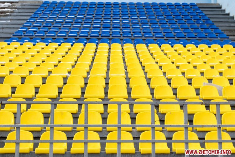 Місто і життя: На центральной трибуне стадиона «Полесье» устанавливают 2,5 тыс. желто-синих кресел. ФОТО